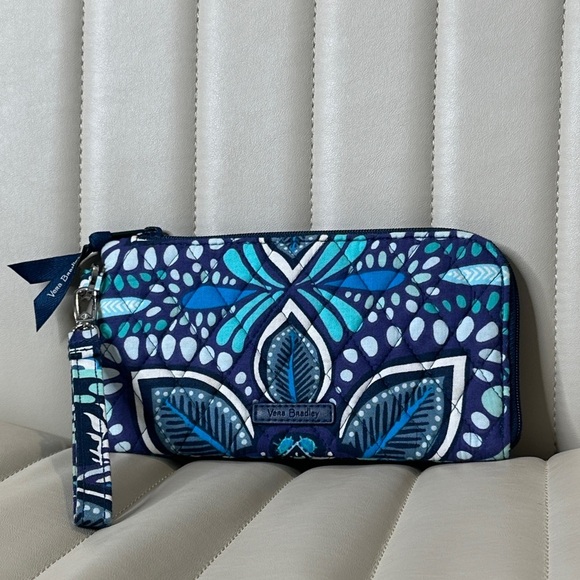 Vera Bradley Blue Island Medallion Large Zip Around Phone Wristlet 8"x4.5" NWOT - Picture 2 of 13
